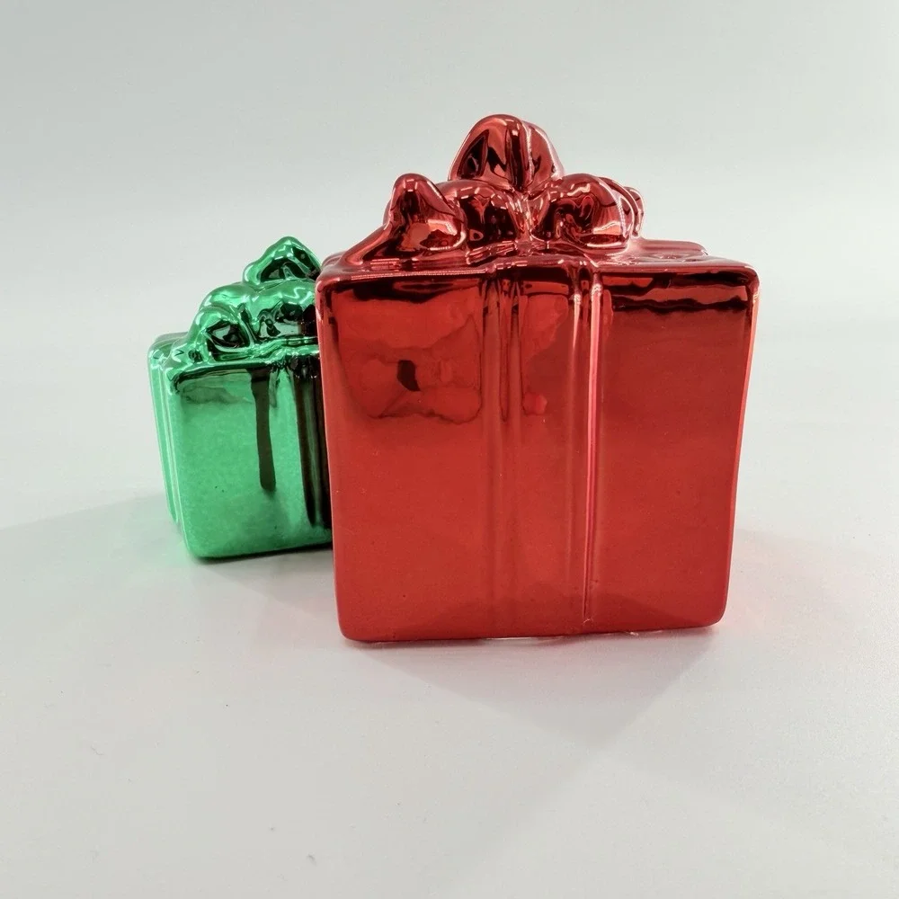 House of Lloyd Christmas Around The World Holiday Gifts Salt & Pepper Shakers
